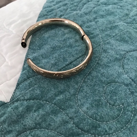 Child GF Bangle Hinged Bracelet - Picture 10 of 11